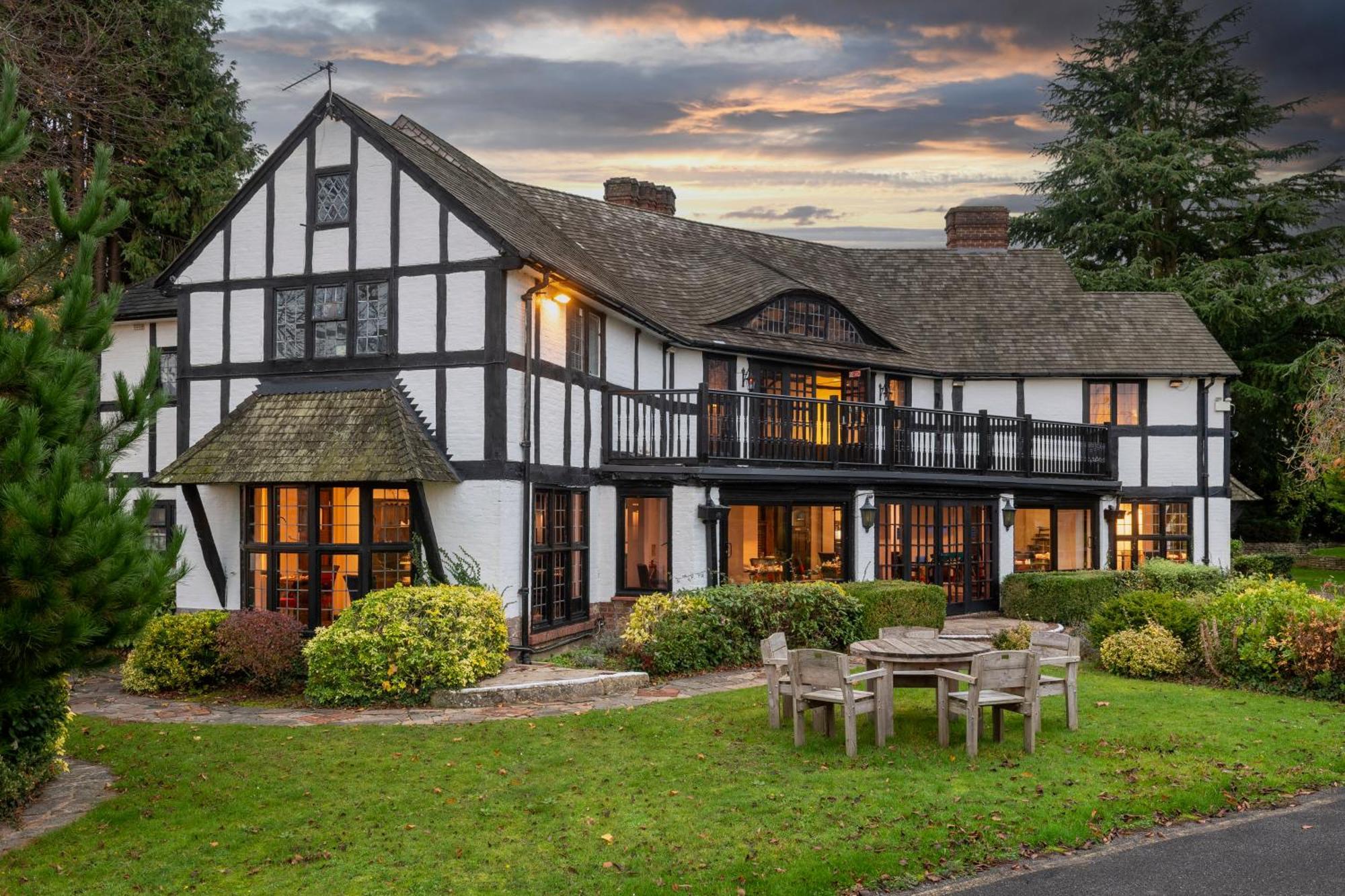 Thatchers East Horsley Exterior foto