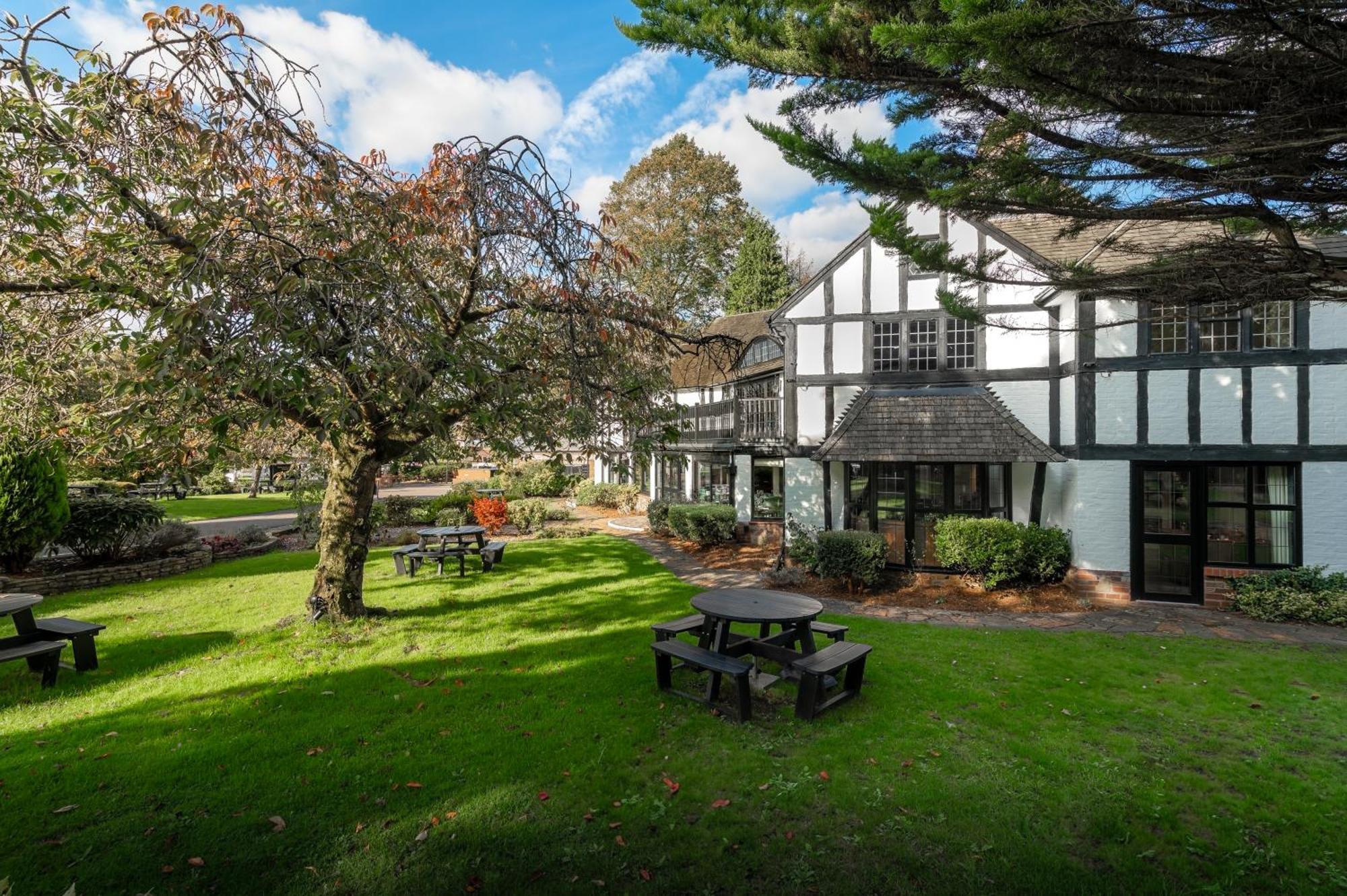 Thatchers East Horsley Exterior foto